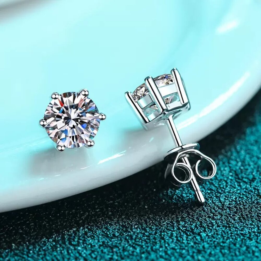 GRA certificated mosissanite diamond earring，sterling silver body and needle